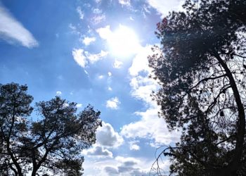 Καιρός:-Αίθριος-την-Κυριακή-με-λίγες-νεφώσεις-και-κατά-τόπους-βροχές-–-Ανεβαίνει-η-θερμοκρασία-από-βδομάδα