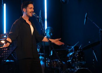 Έχεις-ακούσει-σε-live-bjork-μαζί-με-Άκη-Πάνου;-Αν-όχι,-θα-το-ζήσεις-στον-Σταυρό-του-Νότου-με-τον-Απόστολο-Κίτσο