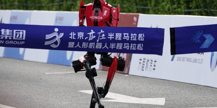 aνθρωποειδές-ρομπότ-κέρδισε-τον-ημιμαραθώνιο-του-Πεκίνου-για-ρομπότ-καταρρίπτοντας-το-ανθρώπινο-παγκόσμιο-ρεκόρ