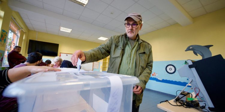 Βουλγαρία:-Άνοιξαν-οι-κάλπες-–-Φαβορί-ο-πρώην-πρόεδρος,-Ρούμεν-Ράντεφ