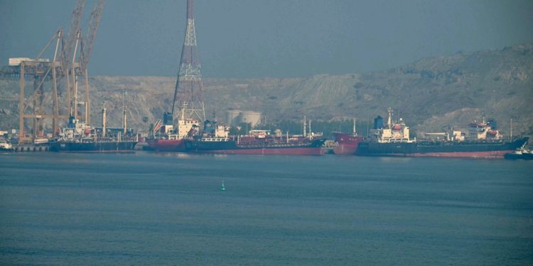 Από-την-αισιοδοξία-στην-νέα-κλιμάκωση:-Το-24ωρο-των-ανατροπών-στα-Στενά-του-Ορμούζ