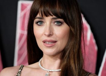 Η-Ντακότα-Τζόνσον-στη-λίστα-του-«time»-με-τους-100-πιο-επιδραστικούς-ανθρώπους-του-κόσμου-–-Η-Τέιλορ-Σουίφτ-έπλεξε-το-εγκώμιό-της