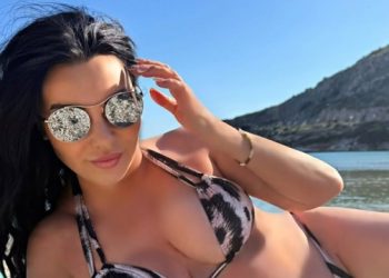 Η-Πόπη-Μαλλιωτάκη-ποζάρει-με-μπικίνι-στην-παραλία:-«Το-καλοκαίρι-δεν-ήρθε-ακόμα, -αλλά-εγώ-ναι»