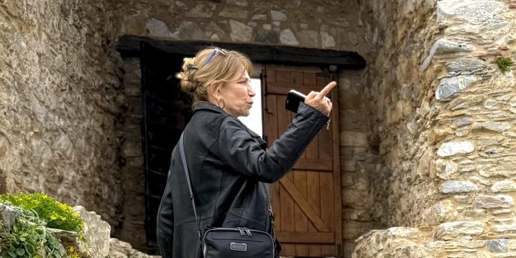 Η-Όλια-Λαζαρίδου-φέρνει-τα-«Άνθη-του-Γιαλού»-στο-Κάστρο-της-Σκιάθου