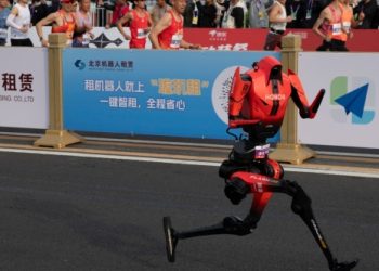 Ρομπότ…-δρομέας-στην-Κίνα-έτρεξε-σε-ημιμαραθώνιο-και-έσπασε-το-παγκόσμιο-ρεκόρ,-δείτε-βίντεο