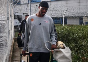 Χέζ-Ντέιβις:-Νέο-ταξίδι-για-τον-Αμερικανό,-πήγε-στη-Σαντορίνη