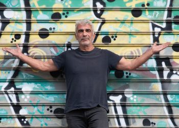 Ο-Δημήτρης-Μυστακίδης-κλείνει-30-χρόνια-στη-μουσική-και-μας-καλεί-να-τα-γιορτάσουμε-μαζί-του