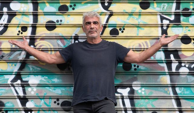 Ο-Δημήτρης-Μυστακίδης-κλείνει-30-χρόνια-στη-μουσική-και-μας-καλεί-να-τα-γιορτάσουμε-μαζί-του