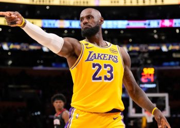 Οι-Λέικερς-κέρδισαν-με-άνεση-τους-Ρόκετς,-προστάτεψαν-τις-έδρες-τους-Νικς-και-Νάγκετς