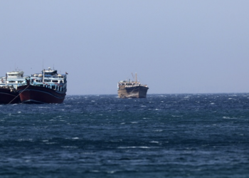 Στενά-του-Ορμούζ:-Πλοία-εγκαταλείπουν-την-περιοχή-μετά-τις-ιρανικές-επιθέσεις