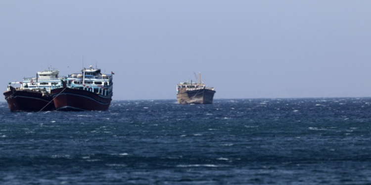 Στενά-του-Ορμούζ:-Πλοία-εγκαταλείπουν-την-περιοχή-μετά-τις-ιρανικές-επιθέσεις