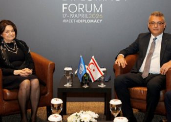 Αντιδράσεις-για-σημαία-του-ψευδοκράτους-στη-συνάντηση-Έρχιουρμαν-με-την-αναπληρώτρια-γγ.-του-ΟΗΕ,-Ρόζμαρι-Ντι-Κάρλο