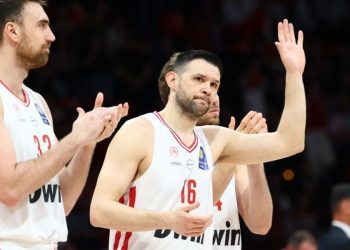 Έφτασε-τις-800-συμμετοχές-με-τον-Ολυμπιακό-o-Παπανικολάου