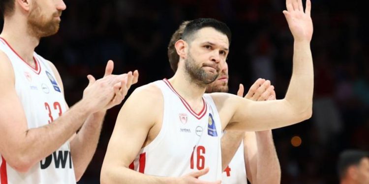 Έφτασε-τις-800-συμμετοχές-με-τον-Ολυμπιακό-o-Παπανικολάου