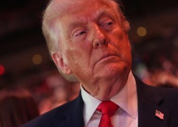 Απαράδεκτος-ο-Ντόναλντ-Τραμπ:-Πέταξε-«έξω»-γυναίκα-δημοσιογράφο-όταν-τον-ρώτησε-για-τον-πόλεμο