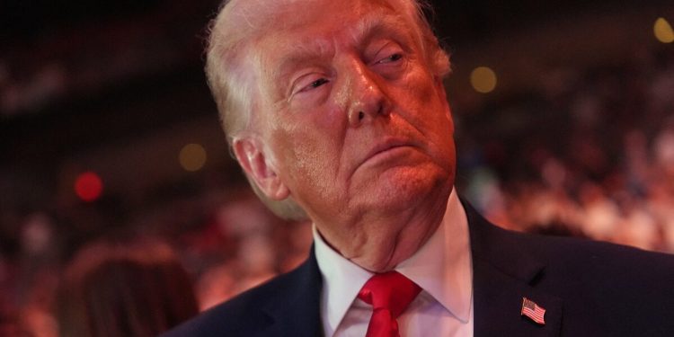 Απαράδεκτος-ο-Ντόναλντ-Τραμπ:-Πέταξε-«έξω»-γυναίκα-δημοσιογράφο-όταν-τον-ρώτησε-για-τον-πόλεμο