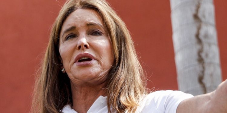 Η-Κέιτλιν-Τζένερ-ζητάει-από-τον-Ντόναλντ-Τραμπ-να-διορθωθεί-το-φύλο-στο-διαβατήριό-της