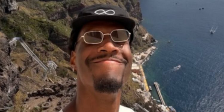 Ο-Νάιτζελ-Χέιζ-Ντέιβις-έκανε-νέο-ταξίδι-«αστραπή»-στη-Σαντορίνη