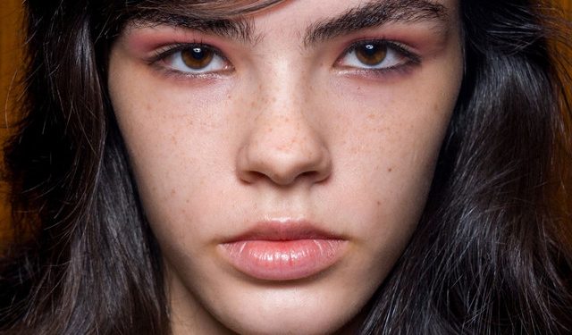 Λευκές-τρίχες-στα-φρύδια;-πώς-να-τις-καλύψετε-μόνοι-σας-χωρίς-να-φαίνεται-έντονο-αποτέλεσμα