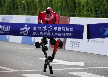 aνθρωποειδές-κέρδισε-τον-ημιμαραθώνιο-του-Πεκίνου-για-ρομπότ-καταρρίπτοντας-το-ανθρώπινο-παγκόσμιο-ρεκόρ