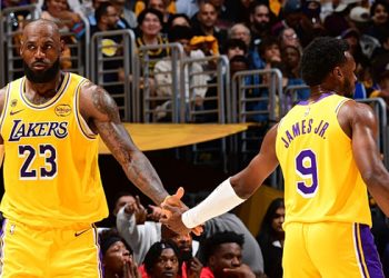 «Το-πιο-τρελό-πράγμα-που-έχει-συμβεί-στην-καριέρα-μου»:-Περήφανος-ο-ΛεΜπρόν-που-έπαιξε-στα-playoffs-με-τον-γιο-του