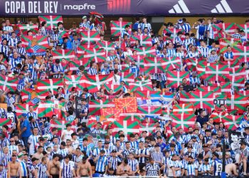 Ισπανία:-Φίλαθλος-της-Μπιλμπάο-με-φανέλα-Σοσιεδάδ-έμεινε-έξω-από-το-γήπεδο-για-χάρη-της-γυναίκας-και-της-κόρης-του!