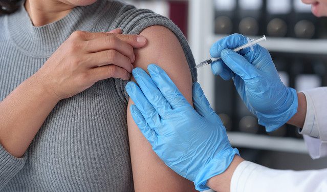 Ευρωπαϊκή-Εβδομάδα-Εμβολιασμού:-Ασπίδα-προστασίας-απέναντι-σε-ασθένειες-και-καρκίνους-–-Τα-βήματα-προόδου-και-οι-προκλήσεις