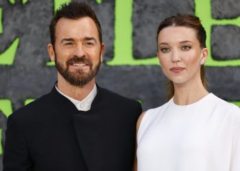 Ο-Τζάστιν-Θερού-έγινε-πρώτη-φορά-πατέρας-στα-54-χρόνια-του-–-Η-τρυφερή-πόζα-με-τον-γιο-του