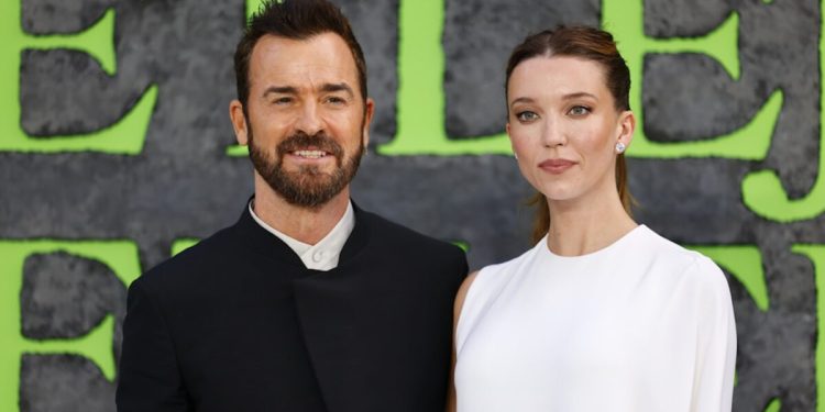 Ο-Τζάστιν-Θερού-έγινε-πρώτη-φορά-πατέρας-στα-54-χρόνια-του-–-Η-τρυφερή-πόζα-με-τον-γιο-του