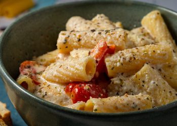 Ζυμαρικά-με-τραγανό-μπέικον-και-κρεμώδη-σάλτσα-από-ρικότα