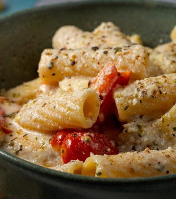 Ζυμαρικά-με-τραγανό-μπέικον-και-κρεμώδη-σάλτσα-από-ρικότα