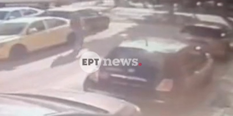 Συνελήφθη-ο-οδηγός-της-μηχανής-που-παρέσυρε-και-εγκατέλειψε-τη-16χρονη-στη-Λιοσίων-–-Νέο-βίντεο-ντοκουμέντο