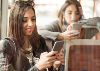 Γιατί-κοιτάμε-στα-κλεφτά-το-κινητό-του-διπλανού-μας