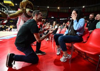 Πρόταση-γάμου-στο-ΣΕΦ-στην-διάρκεια-του-αγώνα-του-Ολυμπιακού-με-τον-Άρη,-βίντεο-και-φωτογραφίες