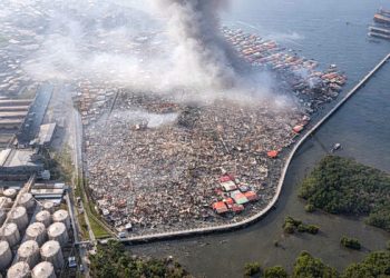 Μαλαισία:-Παρανάλωμα-έγιναν-1.000-σπίτια-από-μεγάλη-φωτιά-σε-παραθαλάσσιο-οικισμό-–-Χιλιάδες-εκτοπισμένοι