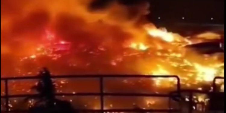 Μαλαισία:-Καταστροφική-φωτιά-έκαψε-πάνω-από-1.000-σπίτια-και-εκτόπισε-χιλιάδες-κατοίκους