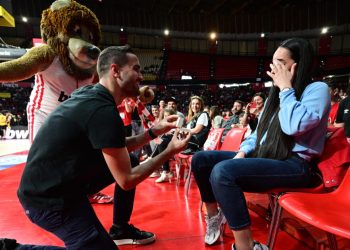 Οπαδός-του-Ολυμπιακού-έκανε-πρόταση-γάμου-στην-αγαπημένη-του-στο-παιχνίδι-με-τον-Άρη