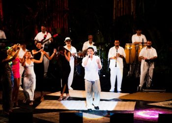 Οι-ομάδες-ενώνονται-στο-survivor:-Μουσική,-φαγητό-και-τραγουδιστικός-διαγωνισμός-με-special-guest-τον-Νίκο-Κουρκούλη