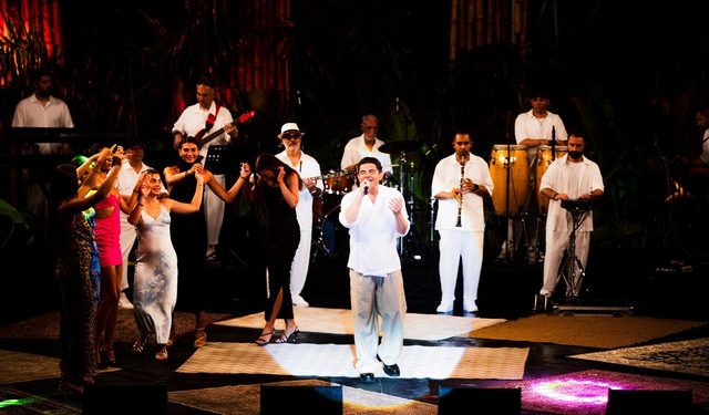 Οι-ομάδες-ενώνονται-στο-survivor:-Μουσική,-φαγητό-και-τραγουδιστικός-διαγωνισμός-με-special-guest-τον-Νίκο-Κουρκούλη