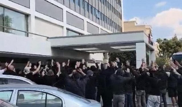 ΠΑΟΚ:-Σύνθημα-νίκης-από-τους-οπαδούς-πριν-την-αναχώρηση-για-Νέα-Φιλαδέλφεια