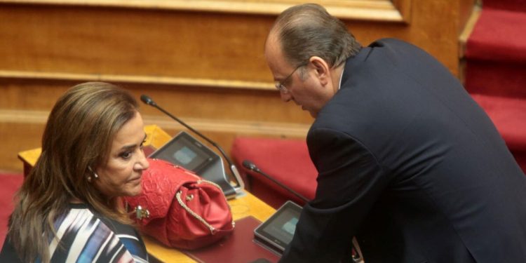 ΠΑΣΟΚ:-Σεξιστική-επίθεση-με-στοιχεία-ηλικιακού-ρατσισμού-το-retweet-Λαζαρίδη-που-«στέλνει»-τη-Μπακογιάννη-για-σοκολατάκια