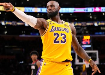 ΛεΜπρόν-Μπρόνι,-πατέρας-και-γιος-για-πρώτη-φορά-μαζί-σε-αγώνα-playoffs-του-ΝΒΑ-(video)