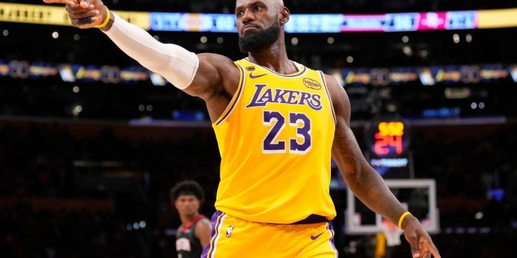 ΛεΜπρόν-Μπρόνι,-πατέρας-και-γιος-για-πρώτη-φορά-μαζί-σε-αγώνα-playoffs-του-ΝΒΑ-(video)