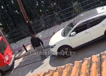 Λαμία:-Μπήκε-στην-αυλή-κατοικίας,-άρπαξε-το-πορτοφόλι-σε-10-δευτερόλεπτα-και-έφυγε-ανενόχλητος