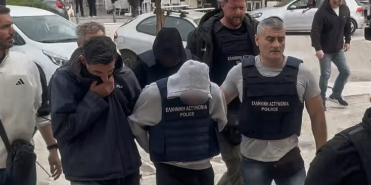 Οργή-και-θλίψη-στην-Κεφαλονιά-για-τον-θάνατο-της-Μυρτώς-–-Στο-μικροσκόπιο-ψηφιακά-ίχνη,-καταθέσεις-και-ο-ρόλος-του-66χρονου-που-της-έστειλε-χρήματα