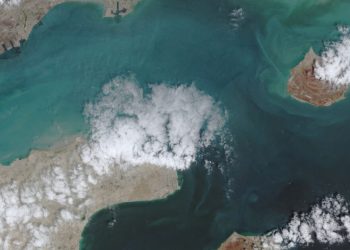 Στενά-του-Ορμούζ:-Το-Ιράν-απέτρεψε-δύο-δεξαμενόπλοια,-πέρασαν-προς-τη-Μεσόγειο-δύο-κρουαζιερόπλοια