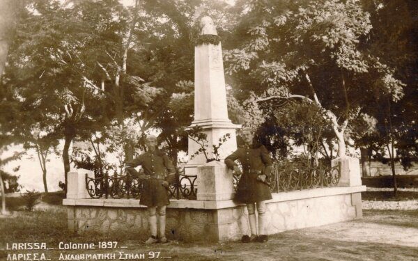 Το-παλαιό-Ηρώο-της-Λάρισας-στο-Αλκαζάρ-–-Φωτογραφία-του-1915