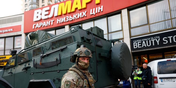 Μακελειό-σε-σούπερ-μάρκετ-στο-Κίεβο:-Σάλος-από-βίντεο-με-αστυνομικούς-να-τρέπονται-πανικόβλητοι-σε-φυγή