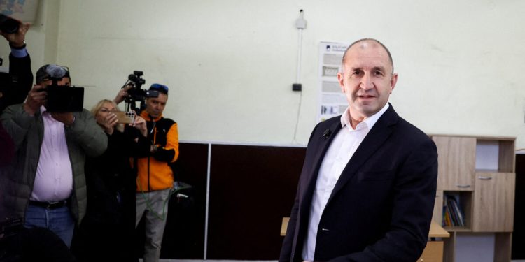 Εκλογές-στη-Βουλγαρία:-Προηγείται-ο-φιλόρωσος-Ρούμεν-Ράντεφ,-σύμφωνα-με-τα-exit-polls