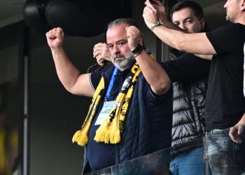 Ο-Μάριος-Ηλιόπουλος-αποθεώθηκε-από-τους-οπαδούς-της-ΑΕΚ-έξω-από-την-allwyn-arena